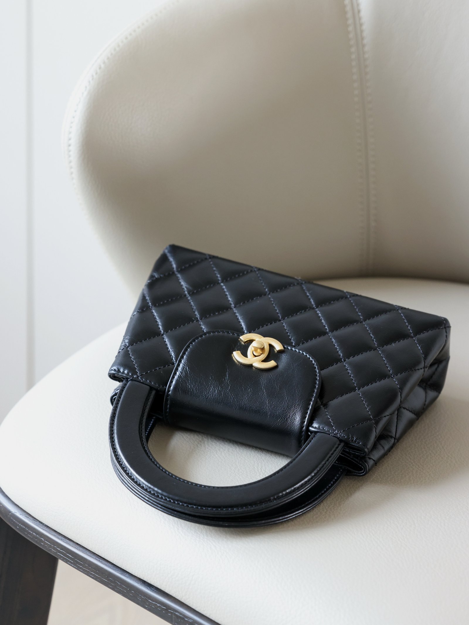 CHANEL 23K Kelly Waxed Calfskin Leather Handbag Bag – Black