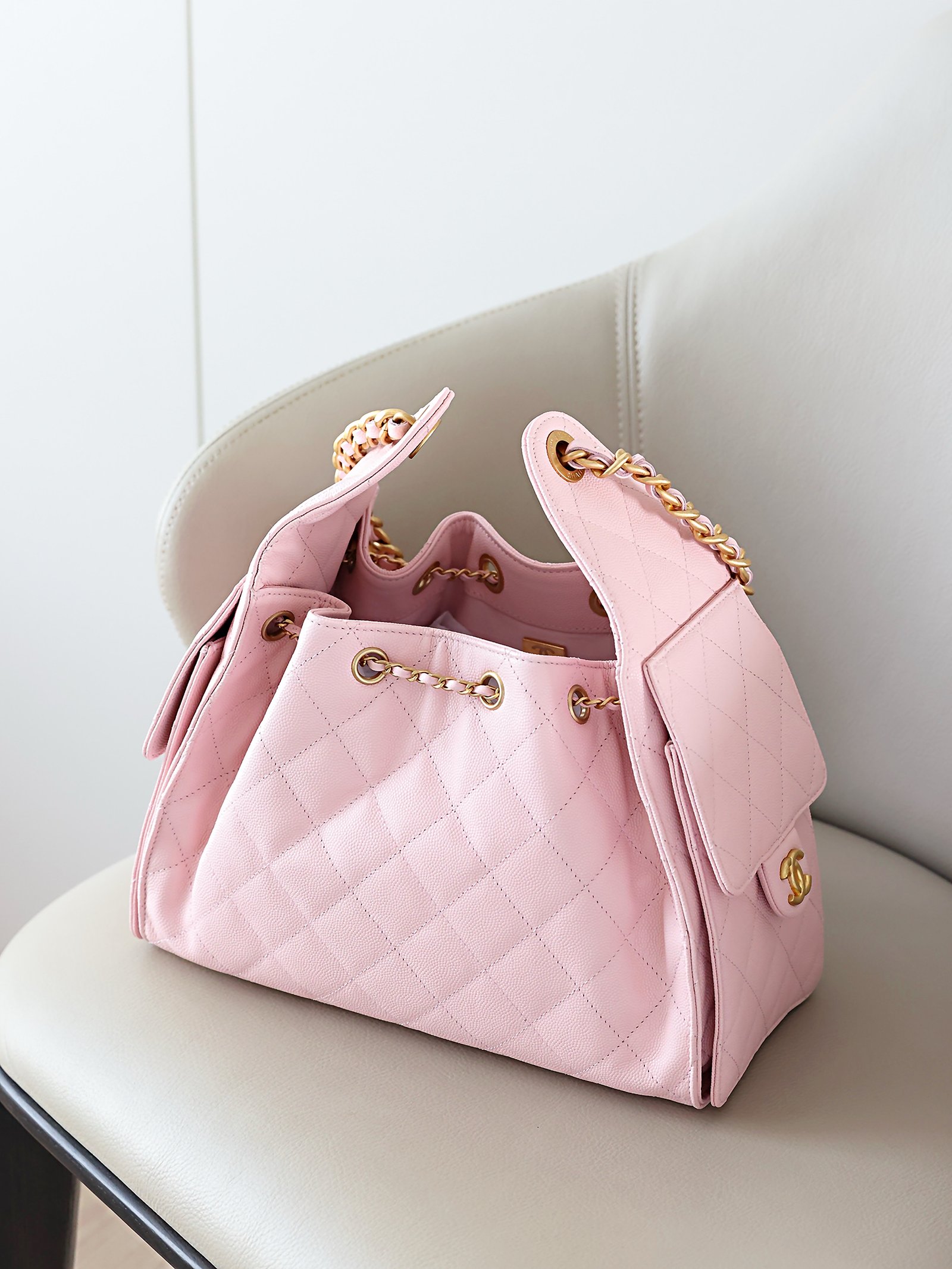 CHANEL 25bag Small Size – Pink Caviar Leather with Gold Buckle
