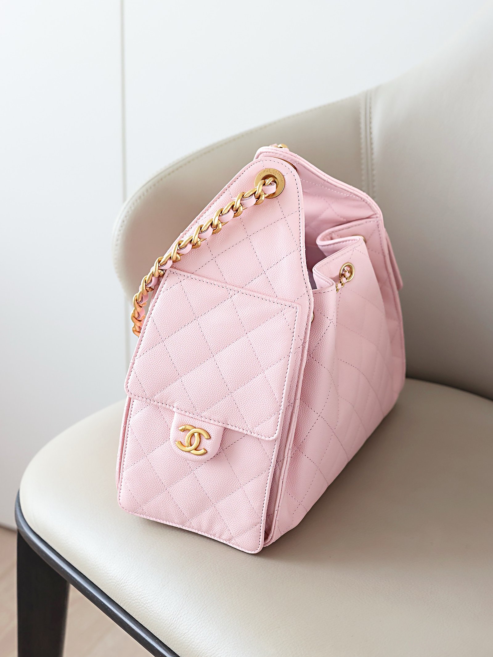 CHANEL 25bag Small Size – Pink Caviar Leather with Gold Buckle